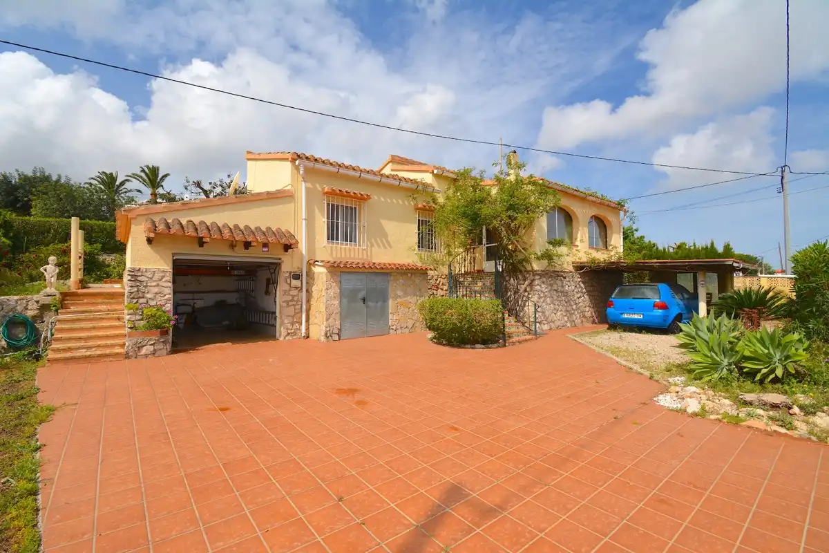 Außenansicht von Haus oder Chalet zum Verkauf in Dénia mit Klimaanlage, Heizung und Privatgarten