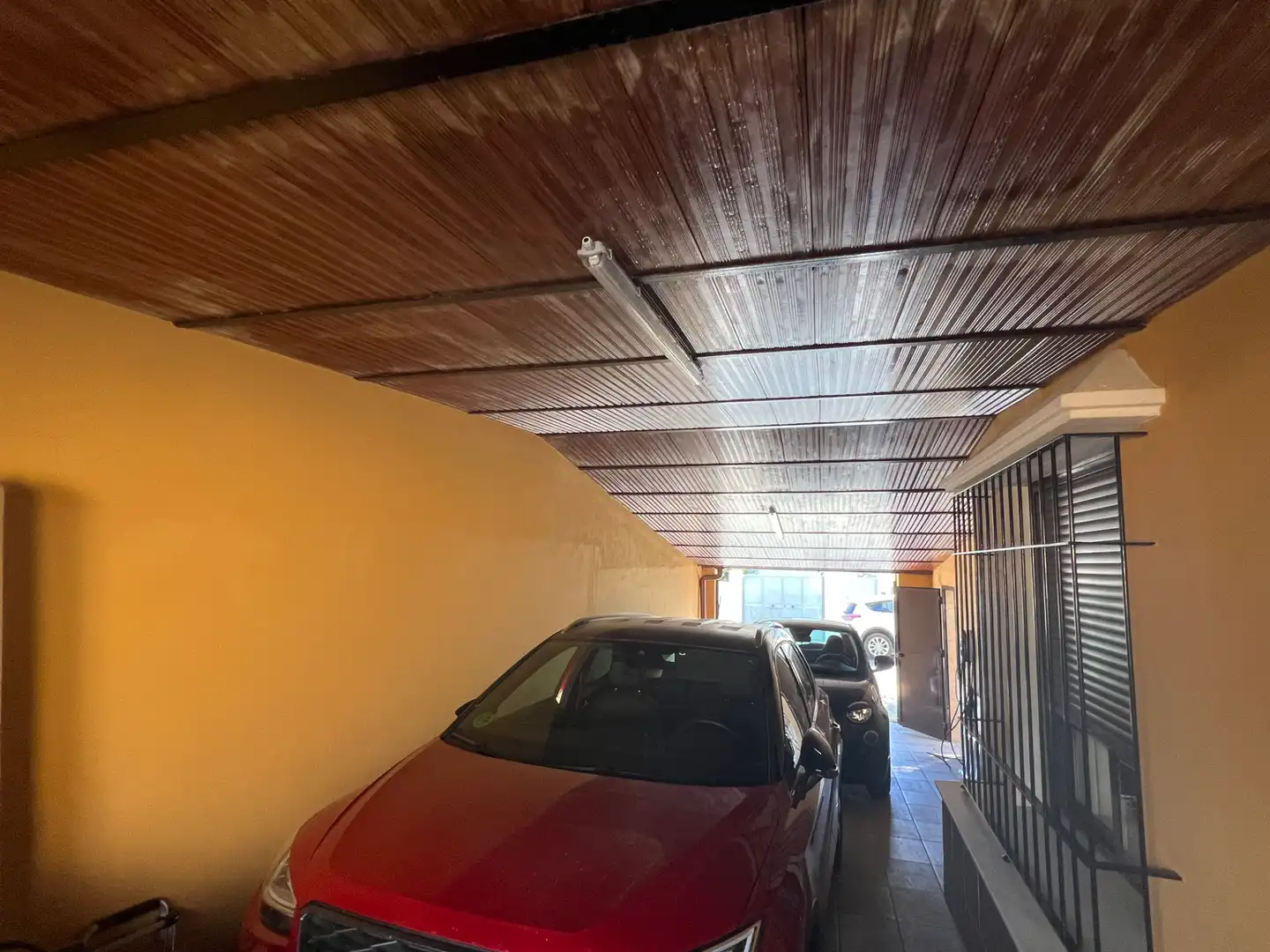Aparcament de Casa adosada en venda en Espartinas amb Aire condicionat, Calefacció i Jardí privat