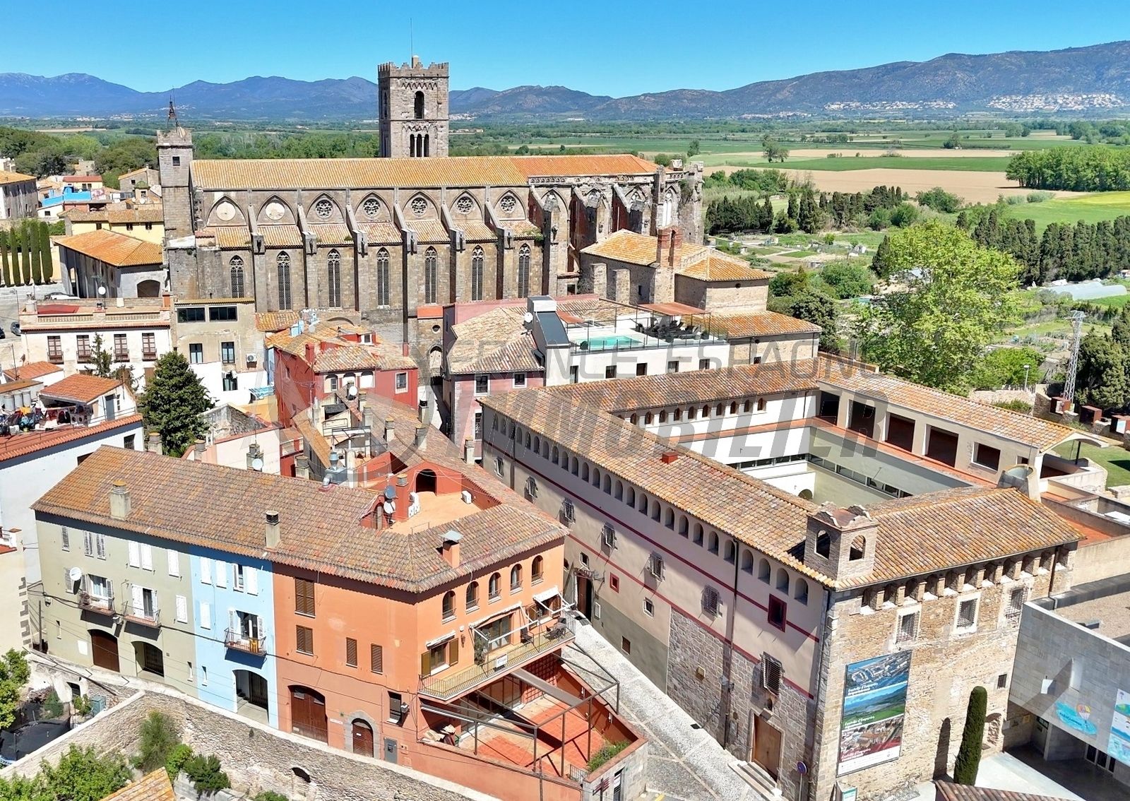 Vista exterior de Edifici en venda en Castelló d'Empúries