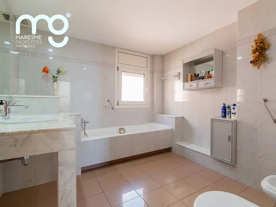Baño de Casa o chalet en venta en Tiana con Aire acondicionado, Calefacción y Jardín privado