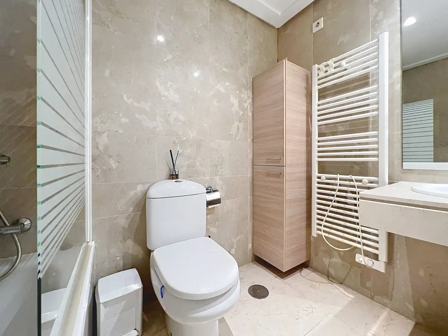 Badezimmer von Wohnungen zum Verkauf in Manilva mit Klimaanlage, Terrasse und Abstellraum