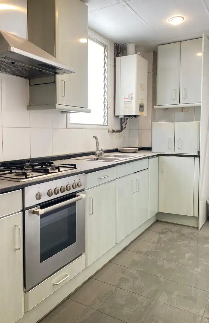 Küche von Wohnung zum Verkauf in L'Hospitalet de Llobregat mit Heizung, Abstellraum und Ofen
