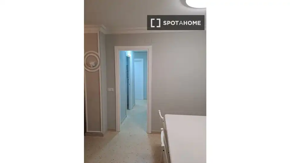 Dormitori de Apartament per a compartir en Sevilla amb Aire condicionat, Terrassa i Moblat