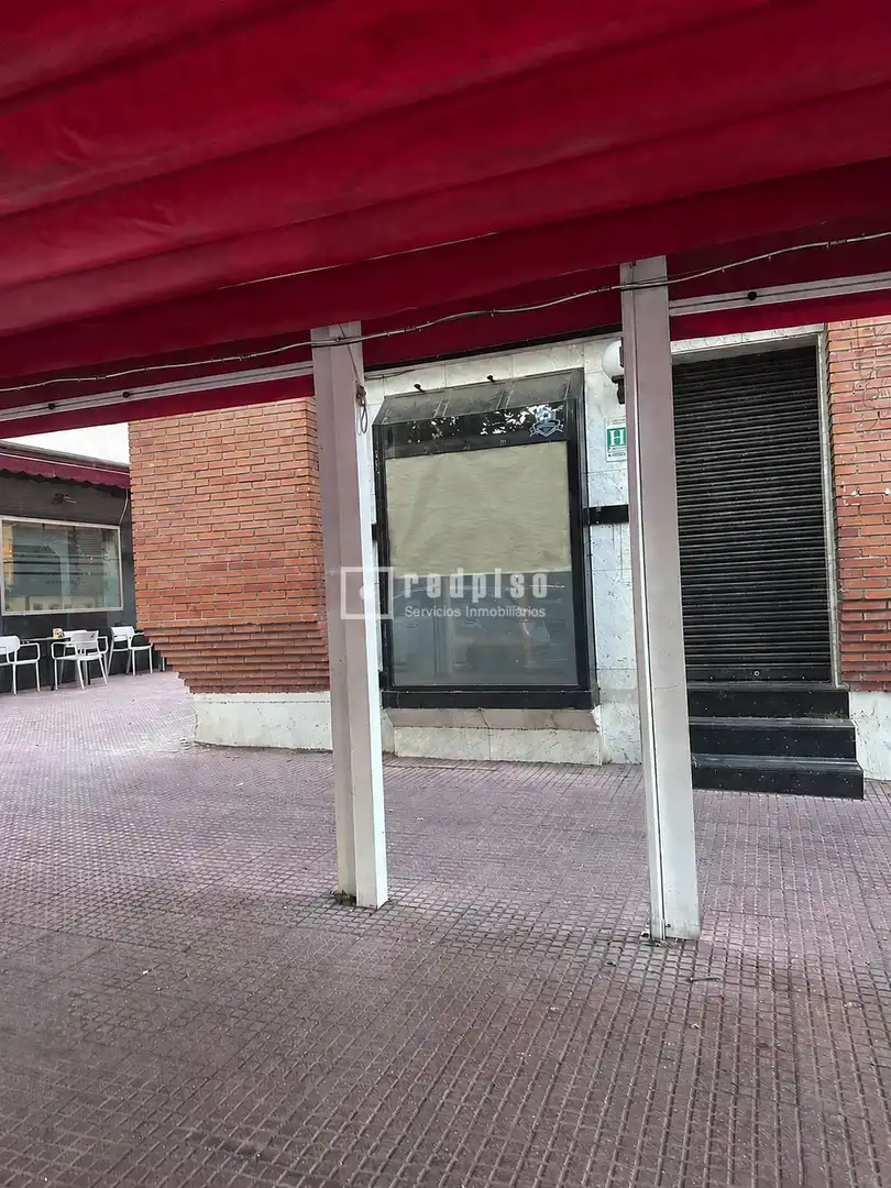 Vista exterior de Local en venda en Alcalá de Henares amb Aire condicionat