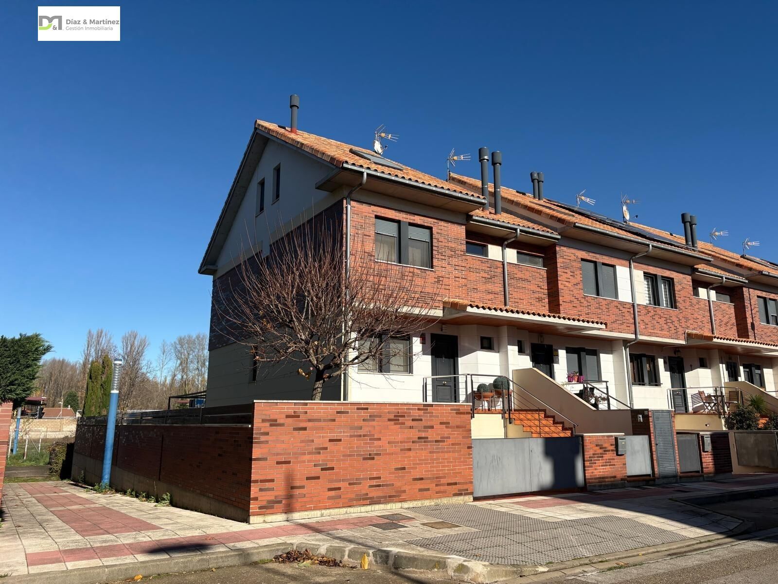 Exterior view of House or chalet for sale in San Andrés del Rabanedo  with Heating, Private garden and Parquet flooring