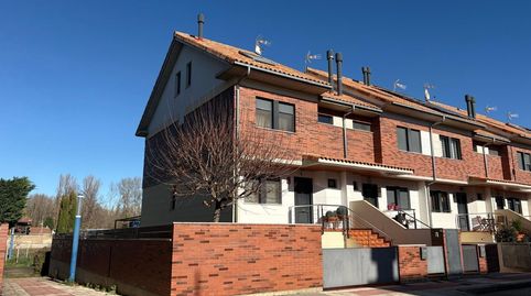 CHALET PAREADO  PRÓXIMO A ESPACIO LEÓN