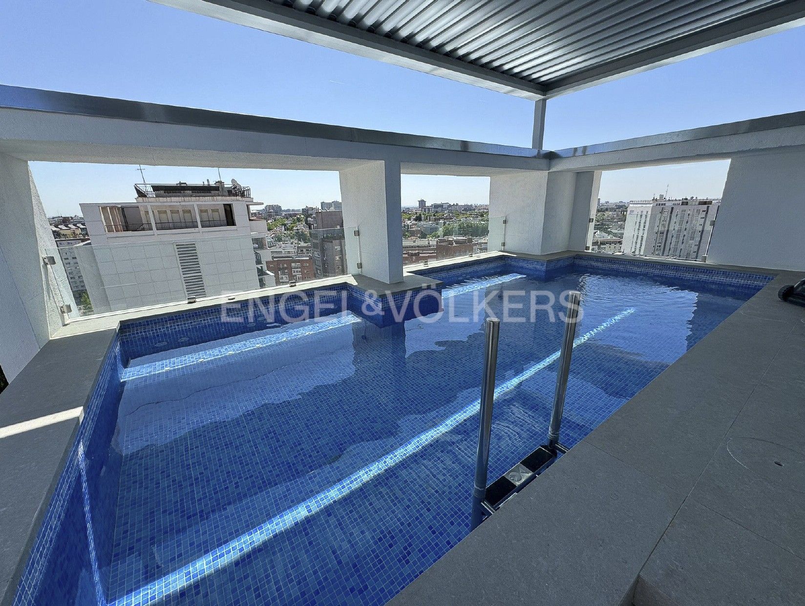 Piscina de Àtic en venda en  Madrid Capital amb Aire condicionat, Calefacció i Terrassa