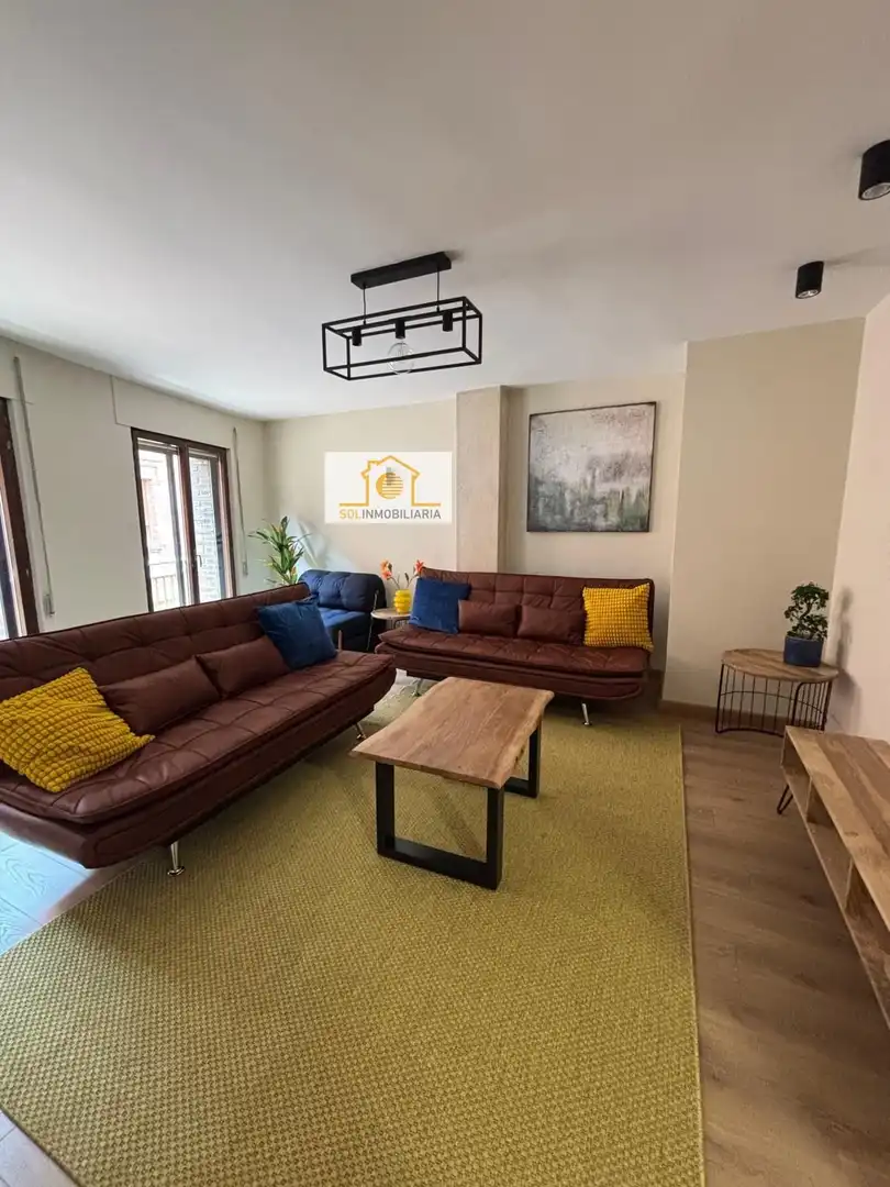 Sala d'estar de Pis en venda en León Capital  amb Calefacció, Parquet i TV