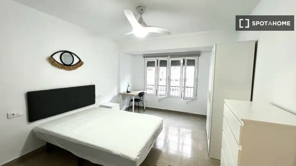 Habitación de Piso de alquiler en Valencia con Aire acondicionado, Calefacción y Amueblado