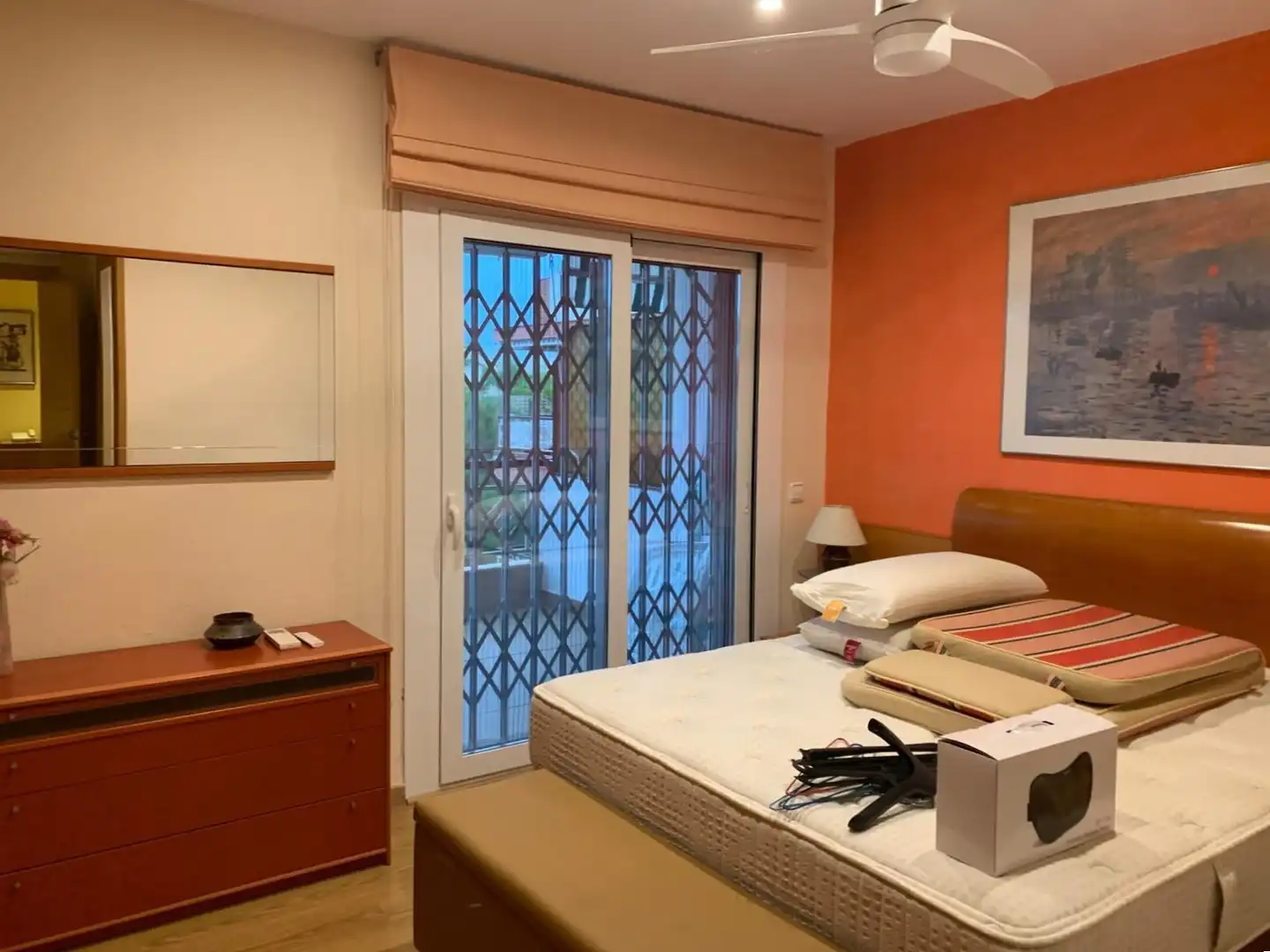 Schlafzimmer von Dachboden zum Verkauf in Vilanova i la Geltrú mit Klimaanlage, Heizung und Privatgarten