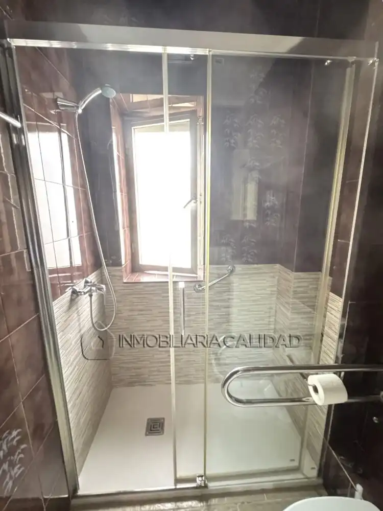 Badezimmer von Wohnung zur Miete in Burgos mit Heizung und Möbliert