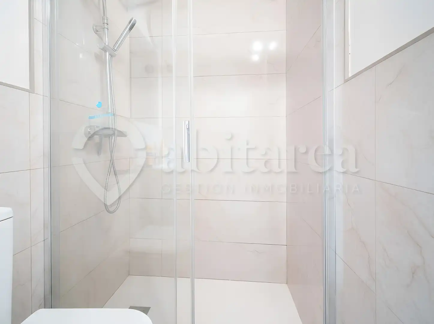 Baño de Estudio de alquiler en Santander con Calefacción, Amueblado y Horno