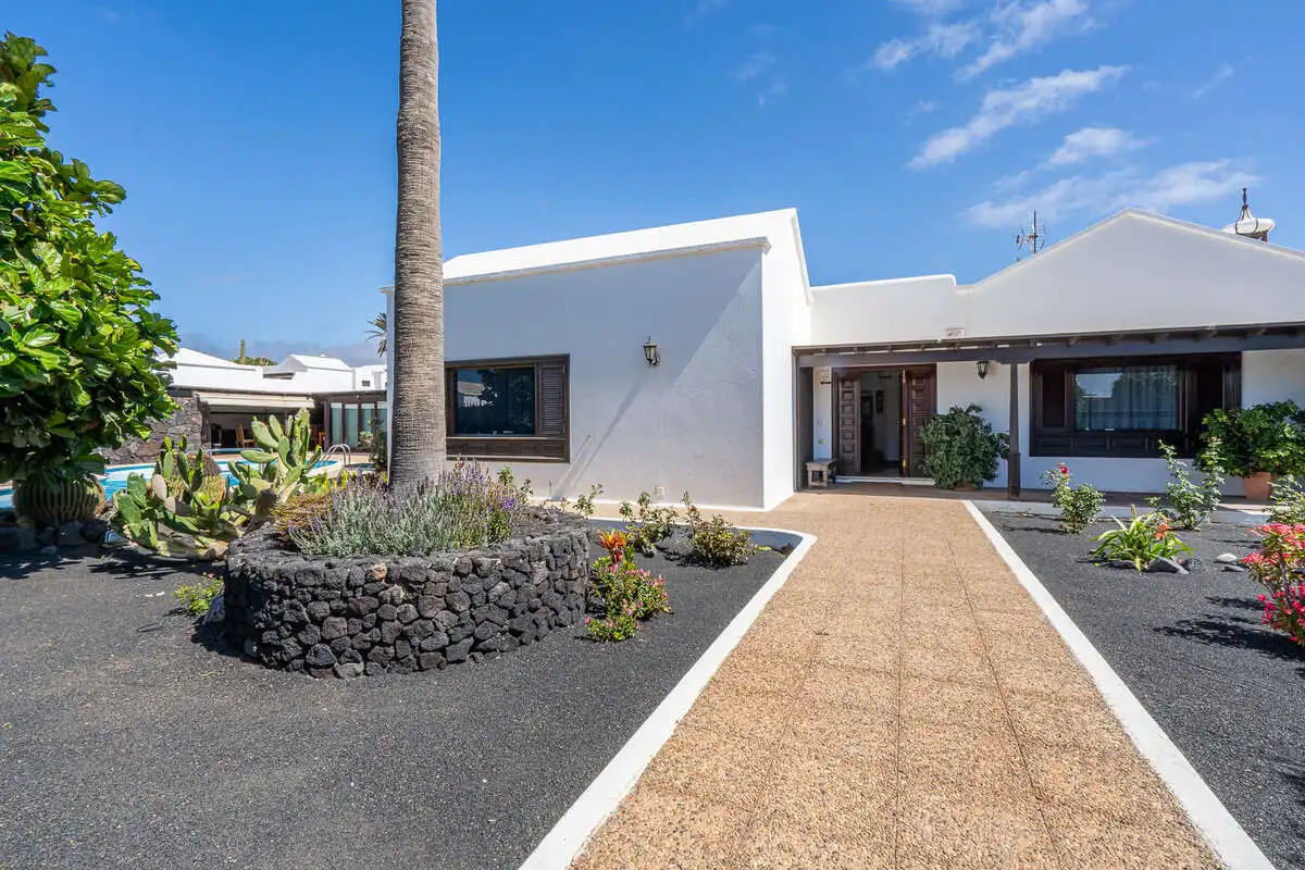 Vista exterior de Casa o xalet en venda en Arrecife amb Jardí privat i Piscina
