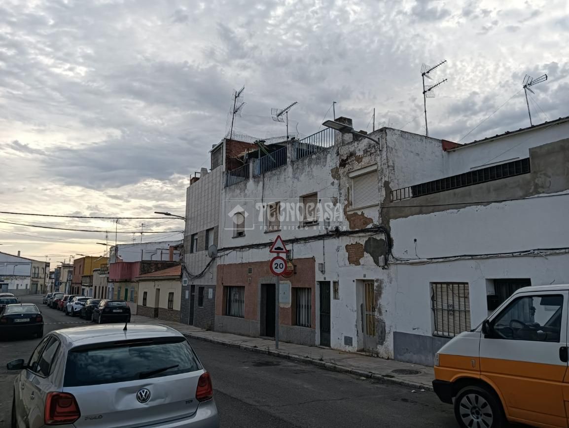 Exterior view of Single-family semi-detached for sale in Badajoz Capital  with Terrace and Balcony