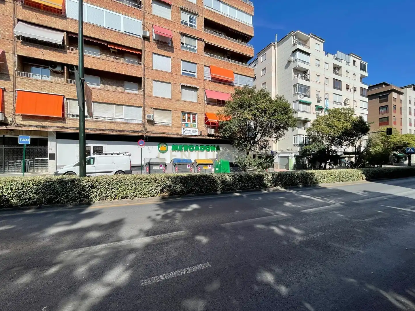Parking de Piso de alquiler en Granada con Lavadora, Microondas y TV