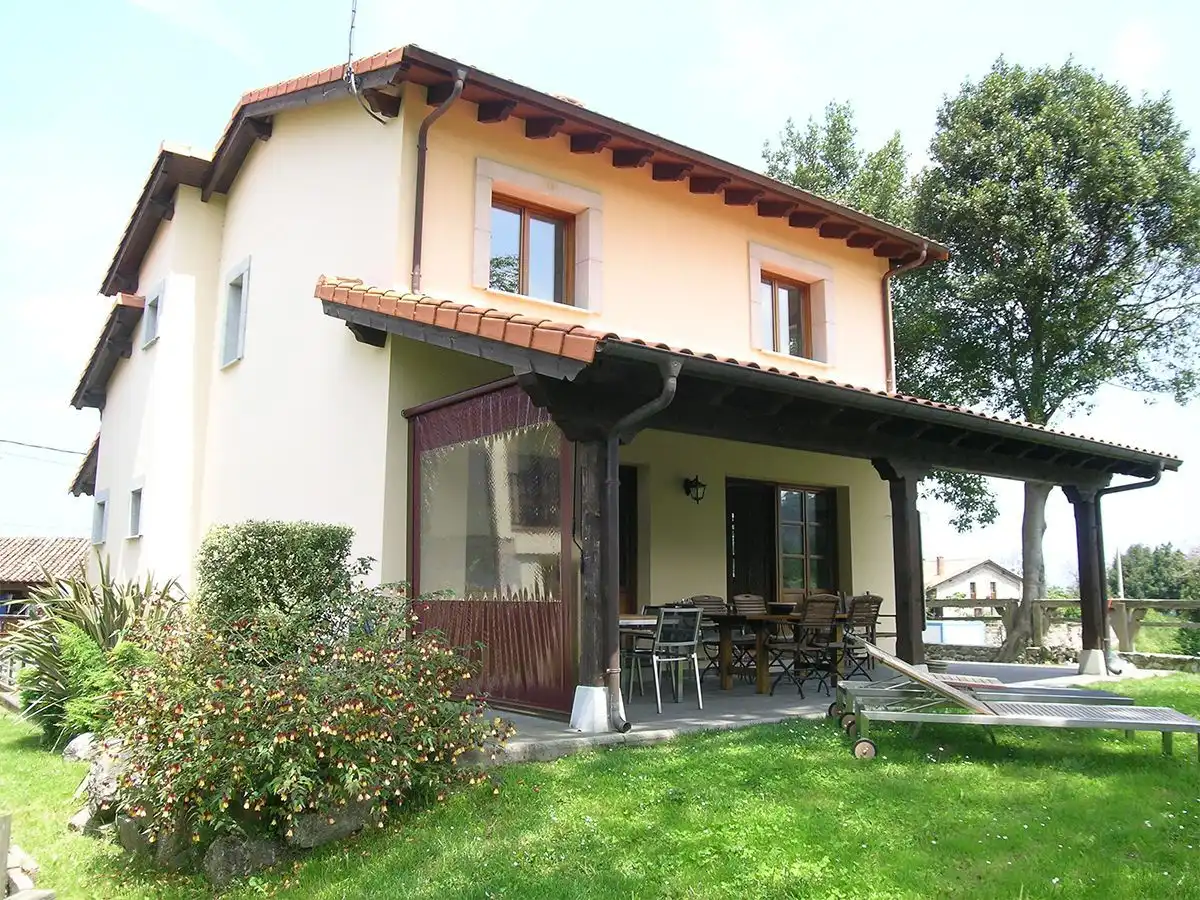 Vista exterior de Casa o xalet en venda en Llanes amb Calefacció, Jardí privat i Terrassa
