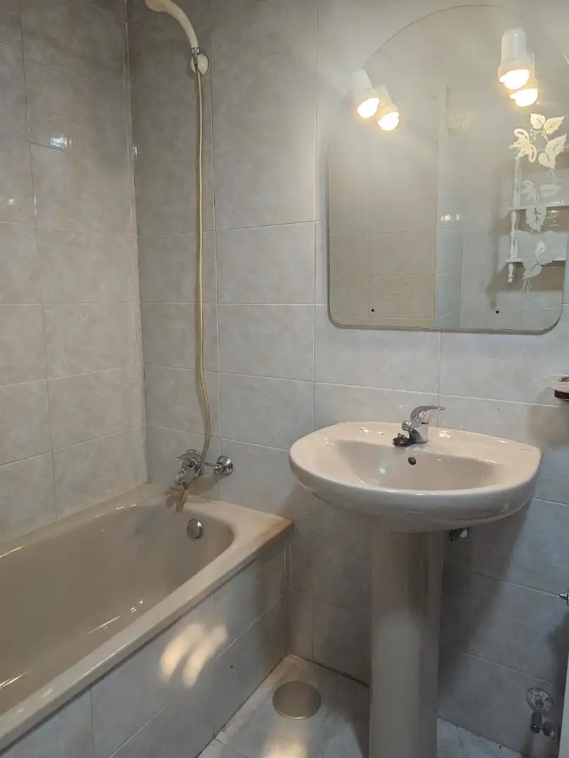 Bathroom of Flat for sale in Fuenlabrada  with Air Conditioner, Heating and Parquet flooring