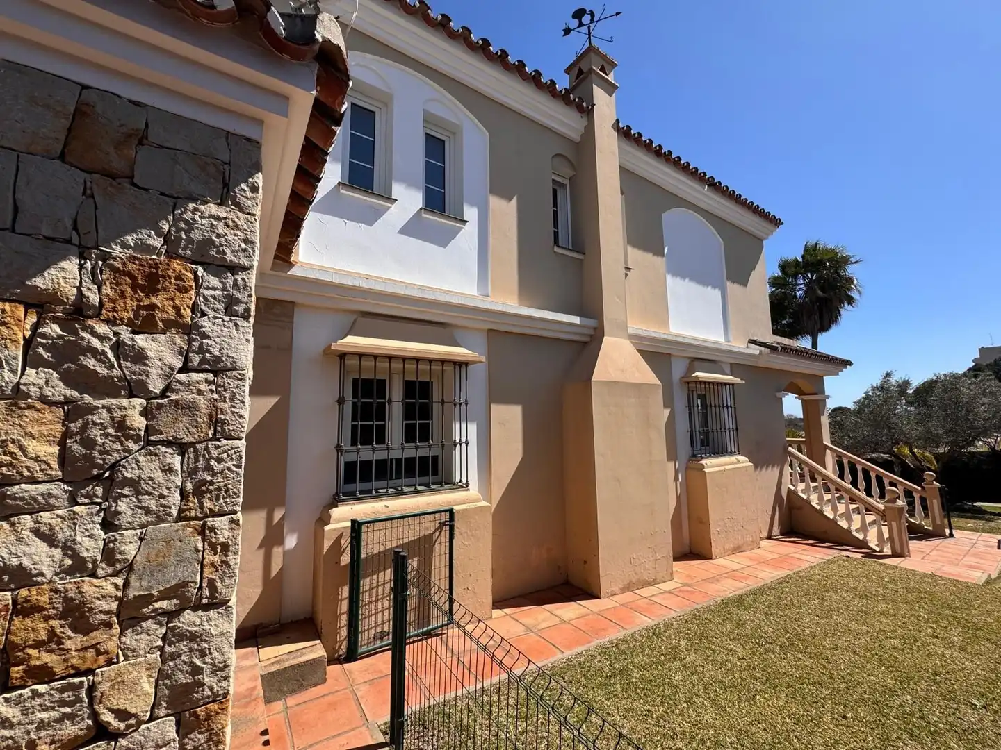 Vista exterior de Casa o chalet en venta en Estepona con Aire acondicionado, Calefacción y Jardín privado