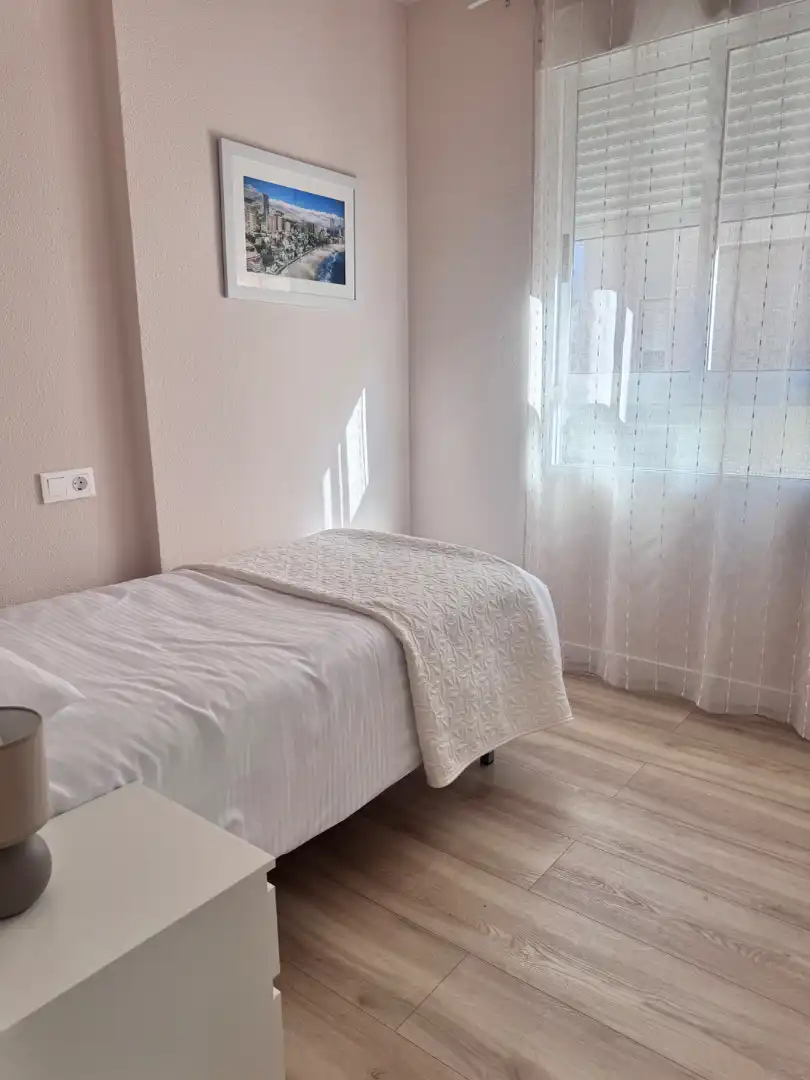 Dormitori de Pis de lloguer en Torrevieja amb Aire condicionat, Terrassa i Moblat