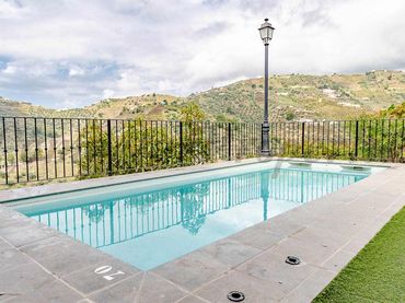 Chalet con piscina en venta en Torrox Pueblo