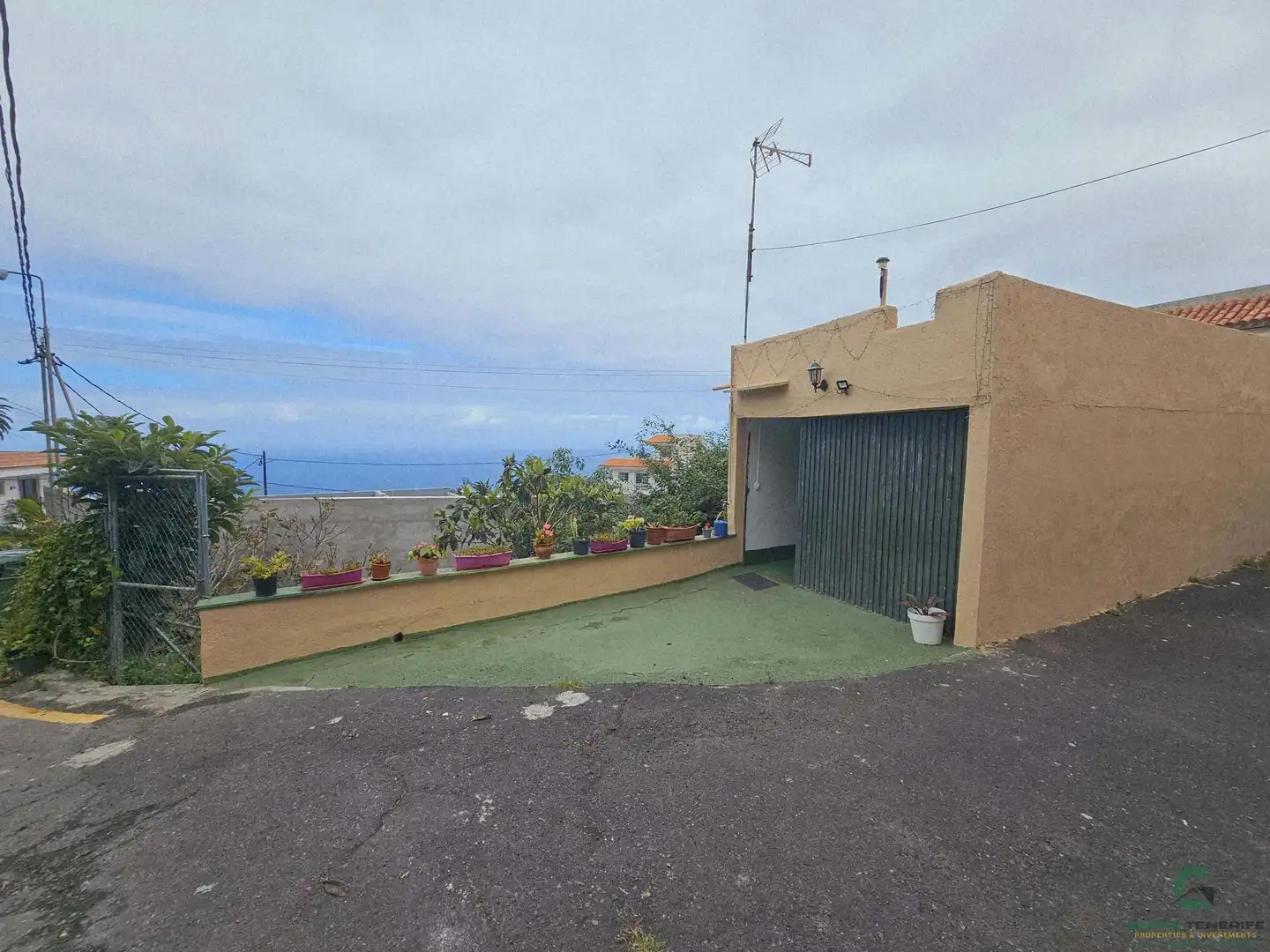 Außenansicht von Einfamilien-Reihenhaus zum Verkauf in Garachico mit Terrasse und Abstellraum
