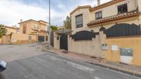 Vista exterior de Casa adosada en venda en Jun amb Calefacció, Jardí privat i Terrassa