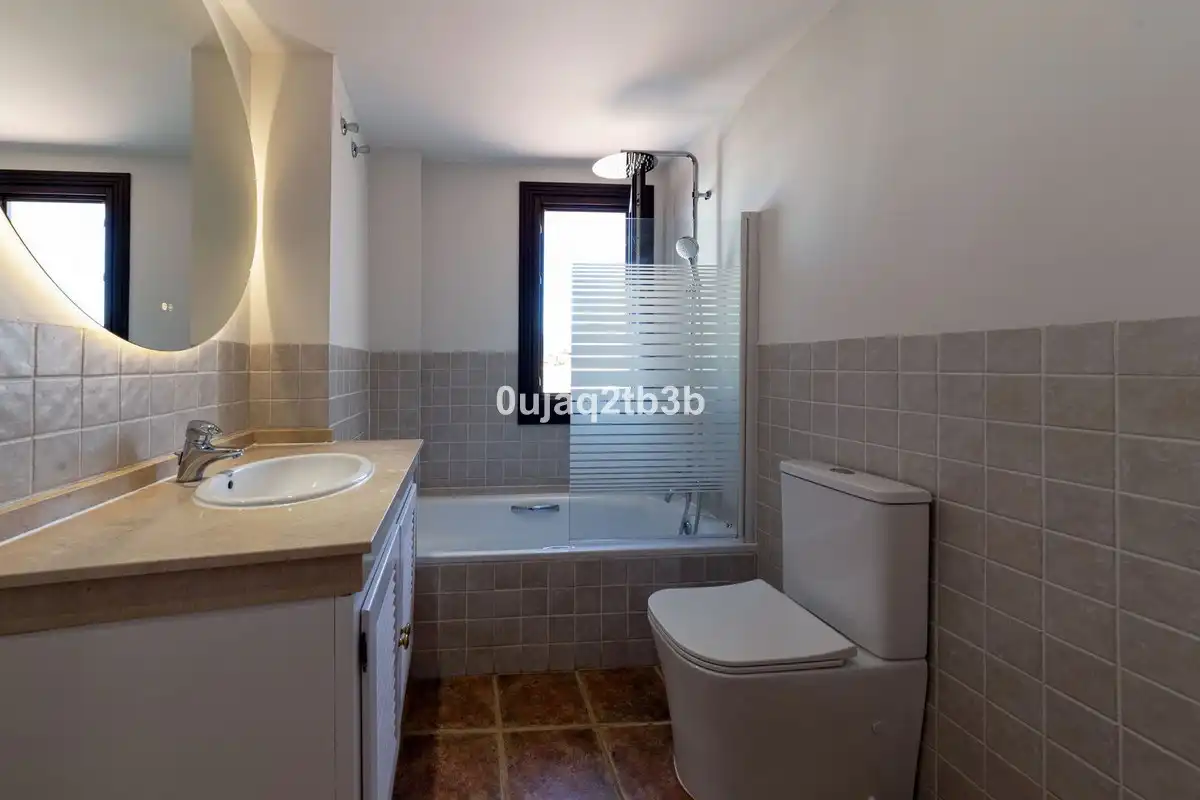 Baño de Casa adosada de alquiler en Estepona con Aire acondicionado, Jardín privado y Terraza