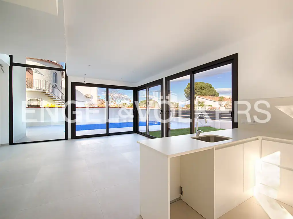 Sala d'estar de Casa adosada en venda en Empuriabrava amb Aire condicionat, Jardí privat i Piscina