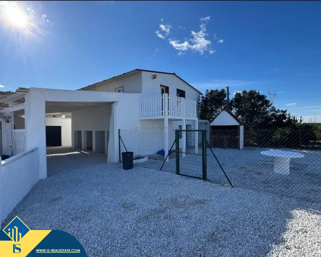 Vista exterior de Casa o xalet en venda en Alicante / Alacant amb Terrassa, Moblat i Piscina comunitària