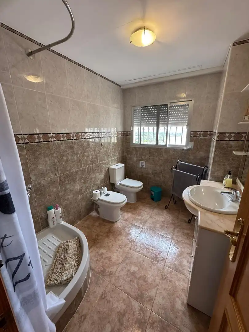 Bany de Casa o xalet en venda en La Pobla de Vallbona amb Aire condicionat, Jardí privat i Terrassa
