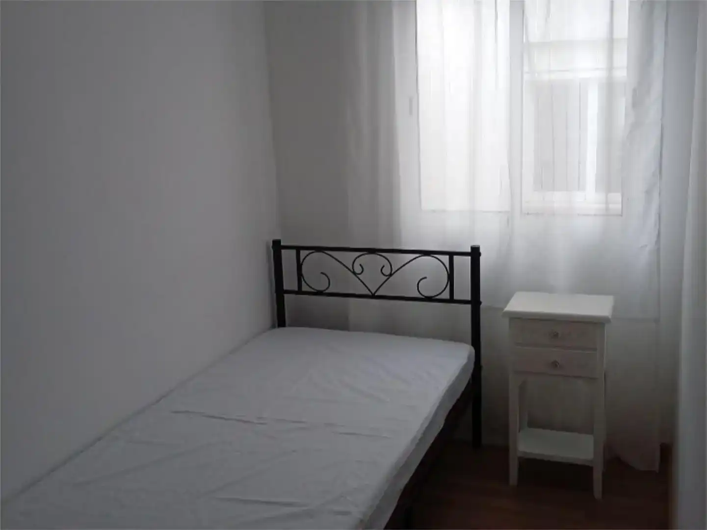 Schlafzimmer von Wohnung zur Miete in Alborge mit Balkon