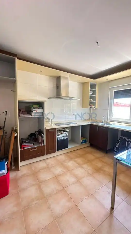 Cuina de Casa adosada en venda en Onzonilla amb Calefacció, Jardí privat i Terrassa