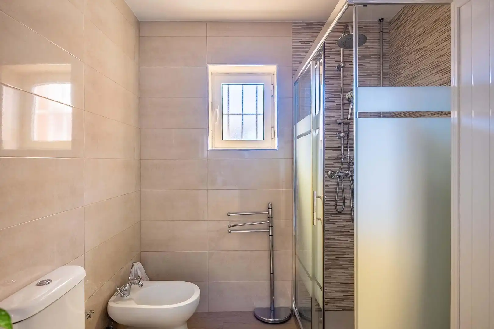 Baño de Casa o chalet en venta en Sevilla con Aire acondicionado, Calefacción y Jardín privado
