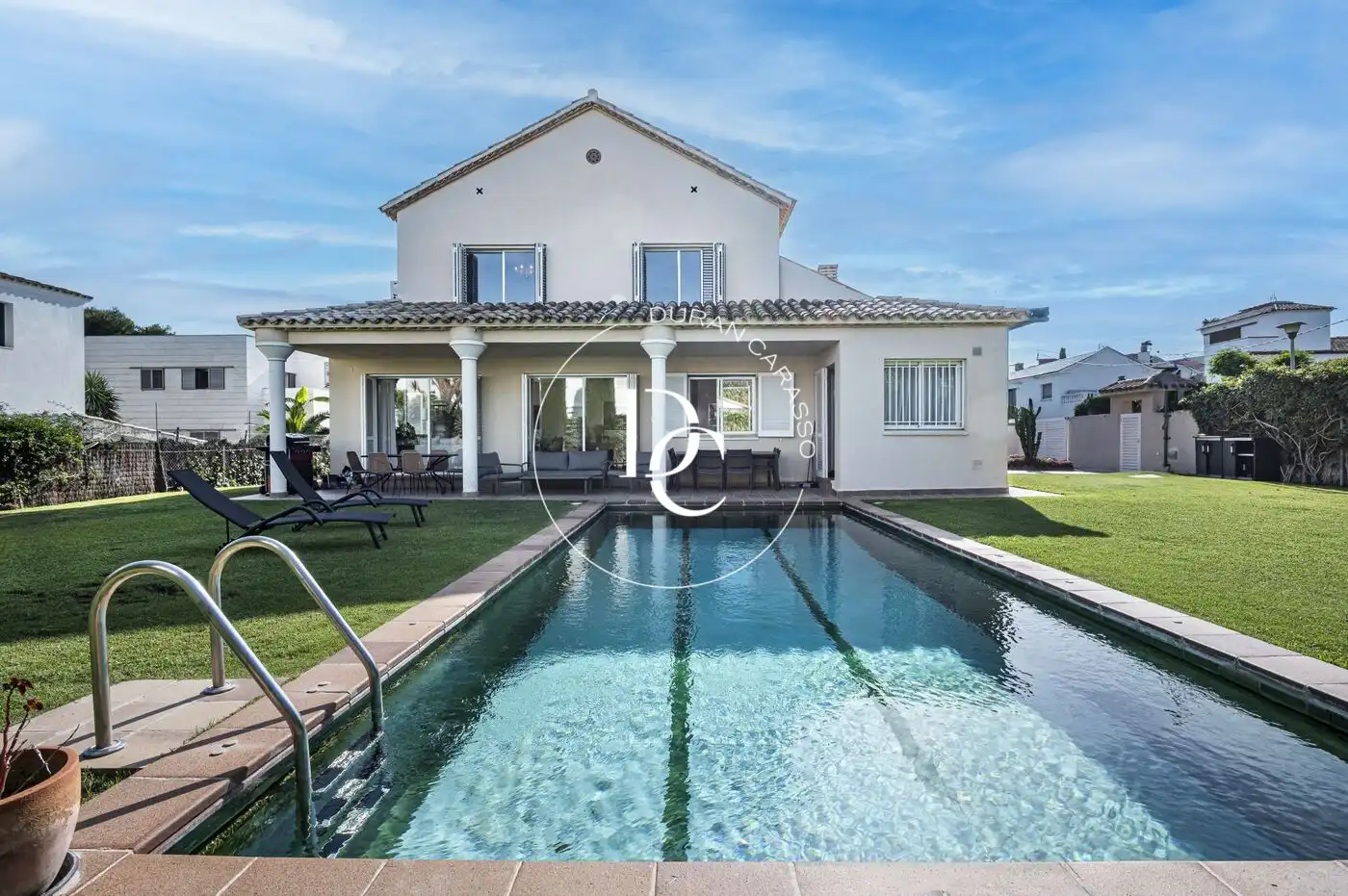 Vista exterior de Casa o xalet de lloguer en Sitges amb Aire condicionat, Calefacció i Jardí privat