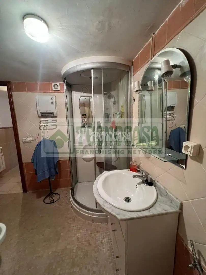 Badezimmer von Einfamilien-Reihenhaus zum Verkauf in Setenil de las Bodegas mit Heizung