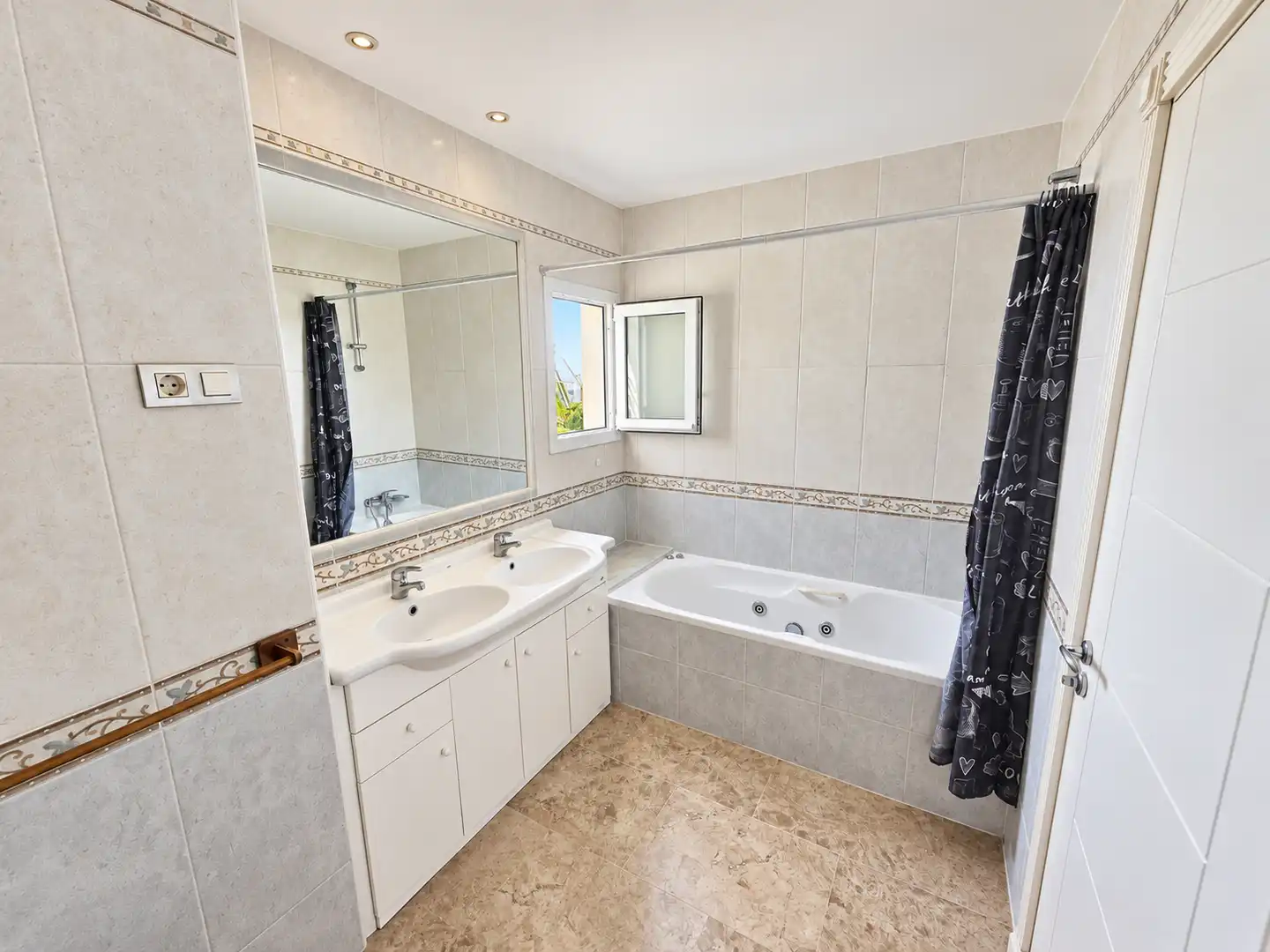 Apartamento con piscina en venta en Green Hills, imagen 27