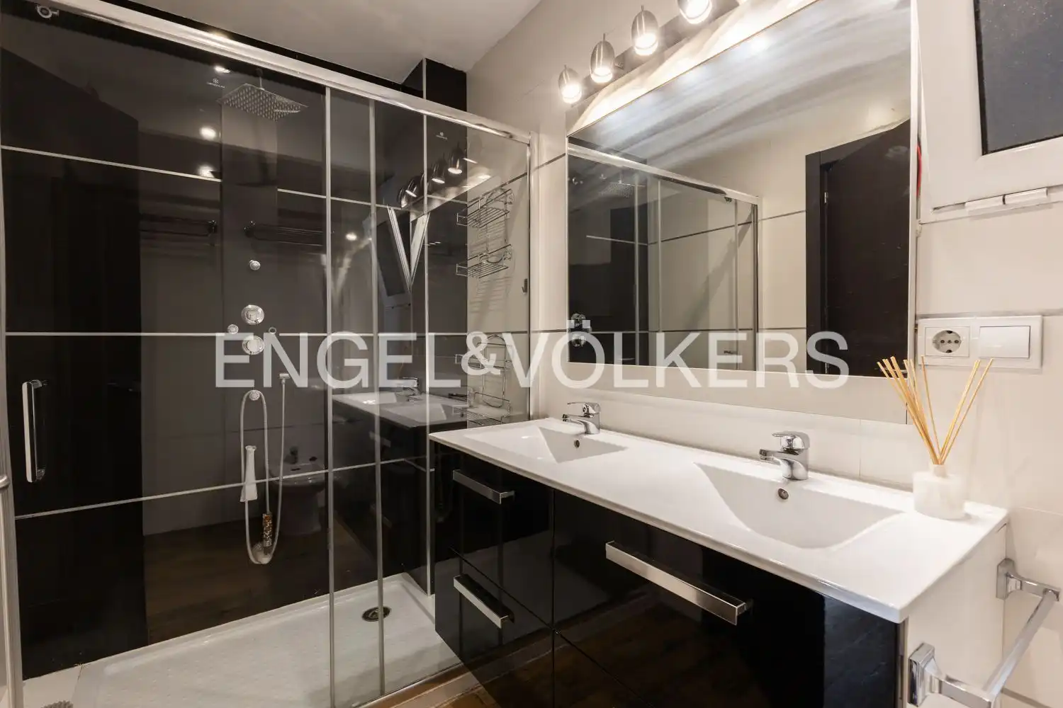 Bathroom of Flat for rent in Valencia  with Air Conditioner, Heating and Terrace