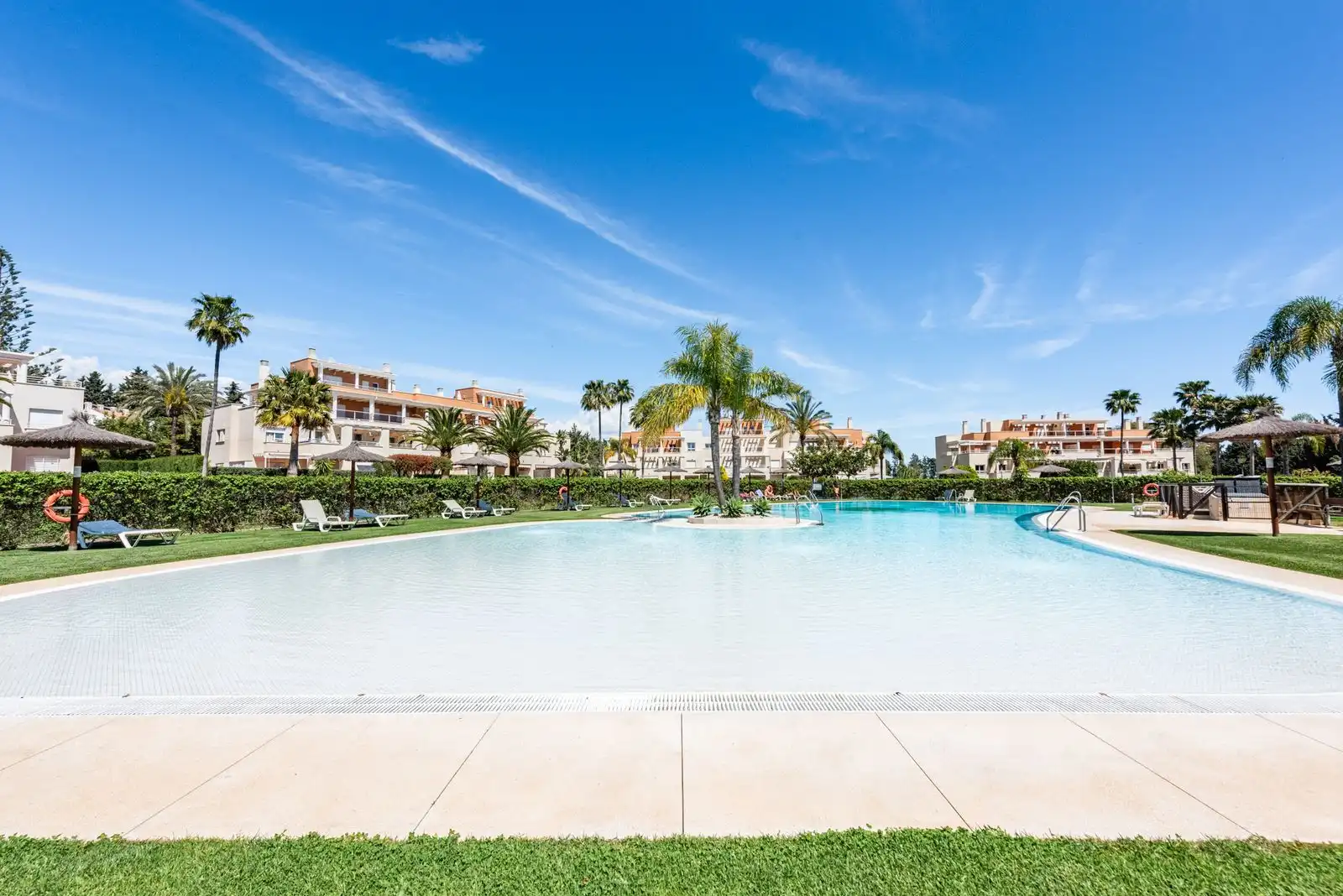 Vista exterior de Àtic en venda en Estepona amb Terrassa, Internet i Piscina comunitària