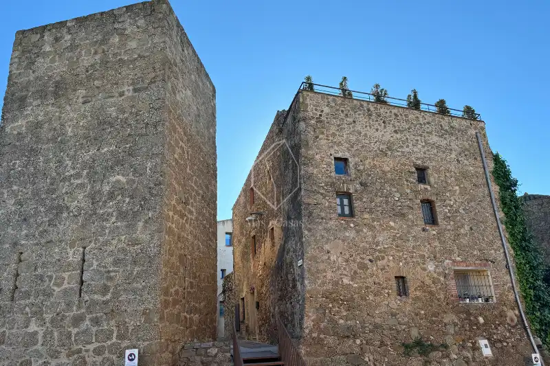 Vista exterior de Casa o xalet en venda en La Tallada d'Empordà amb Terrassa, Traster i Piscina comunitària