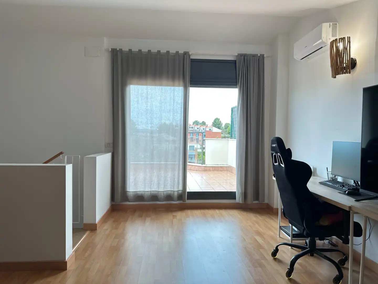 Habitación de Casa adosada en venta en Sant Esteve Sesrovires con Aire acondicionado, Calefacción y Jardín privado