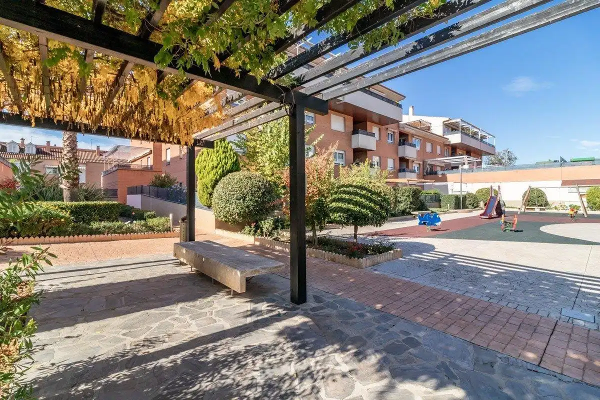 Außenansicht von Wohnung zur Miete in Granada mit Klimaanlage, Heizung und Privatgarten