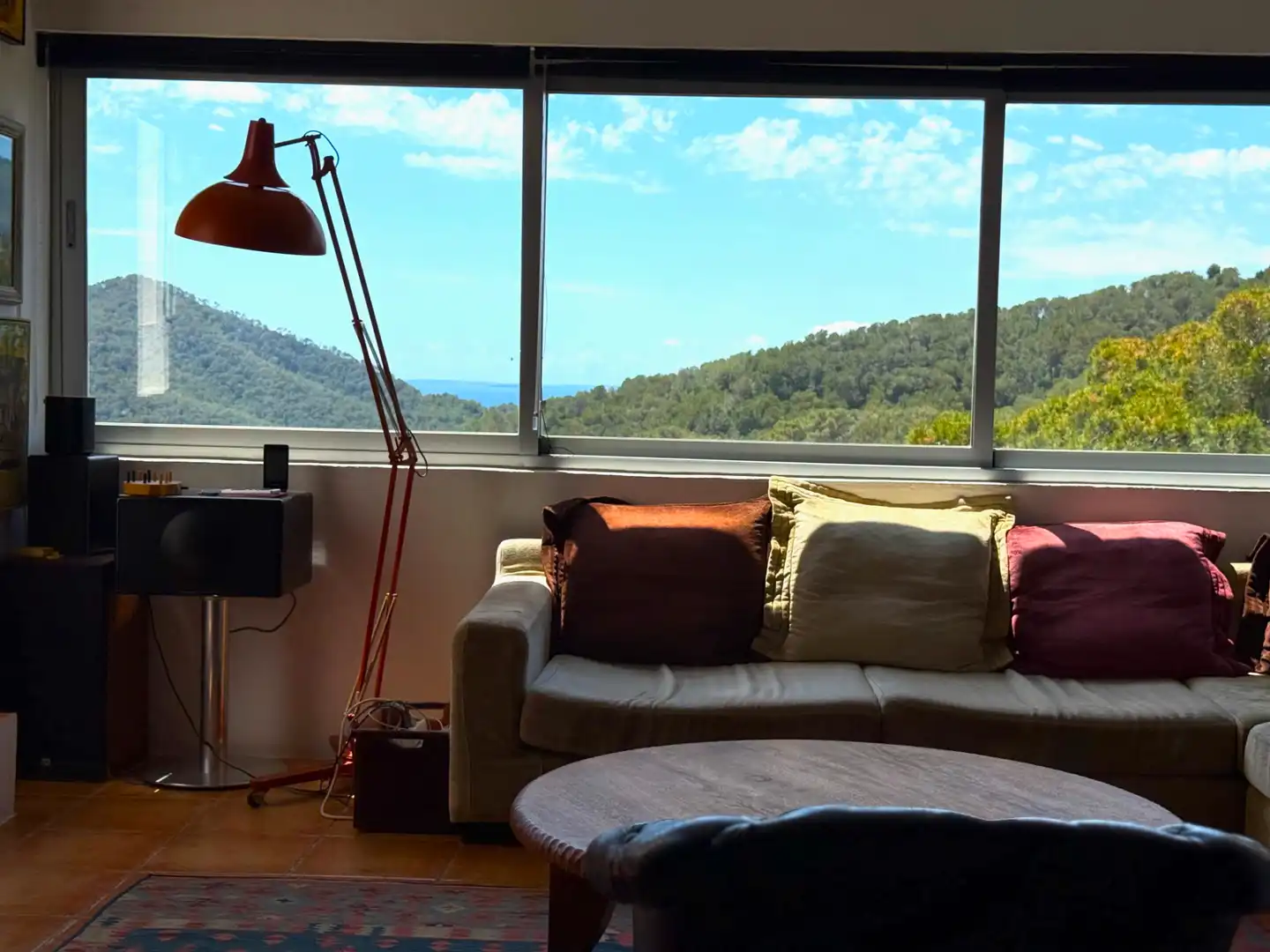 Wohnzimmer von Dachboden zum Verkauf in Santa Eulària des Riu mit Klimaanlage, Heizung und Terrasse