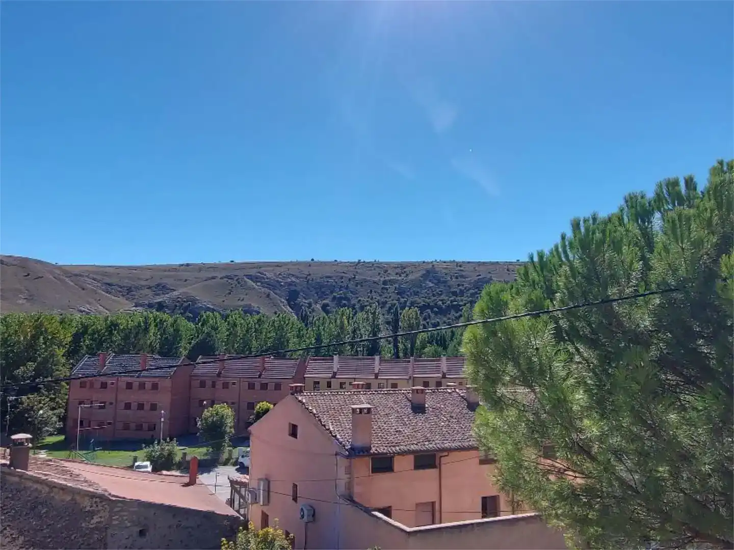 Vista exterior de Casa adosada en venda en Sepúlveda amb Jardí privat, Traster i Moblat