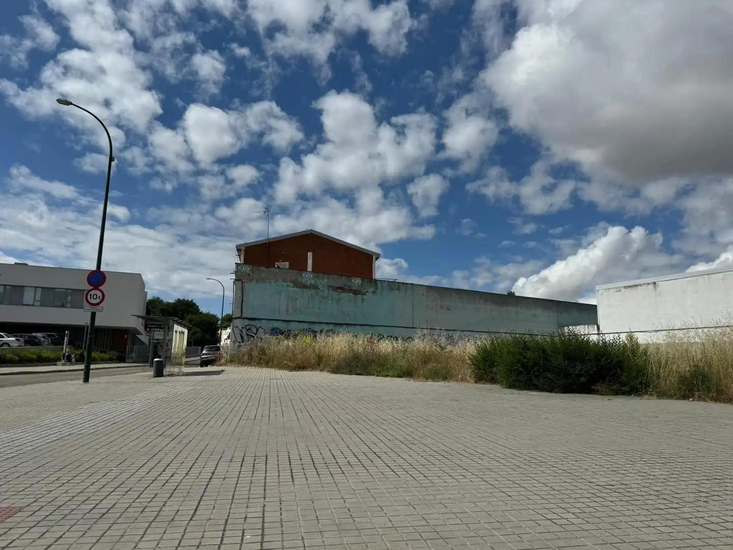 Vista exterior de Nau industrial en venda en Valladolid