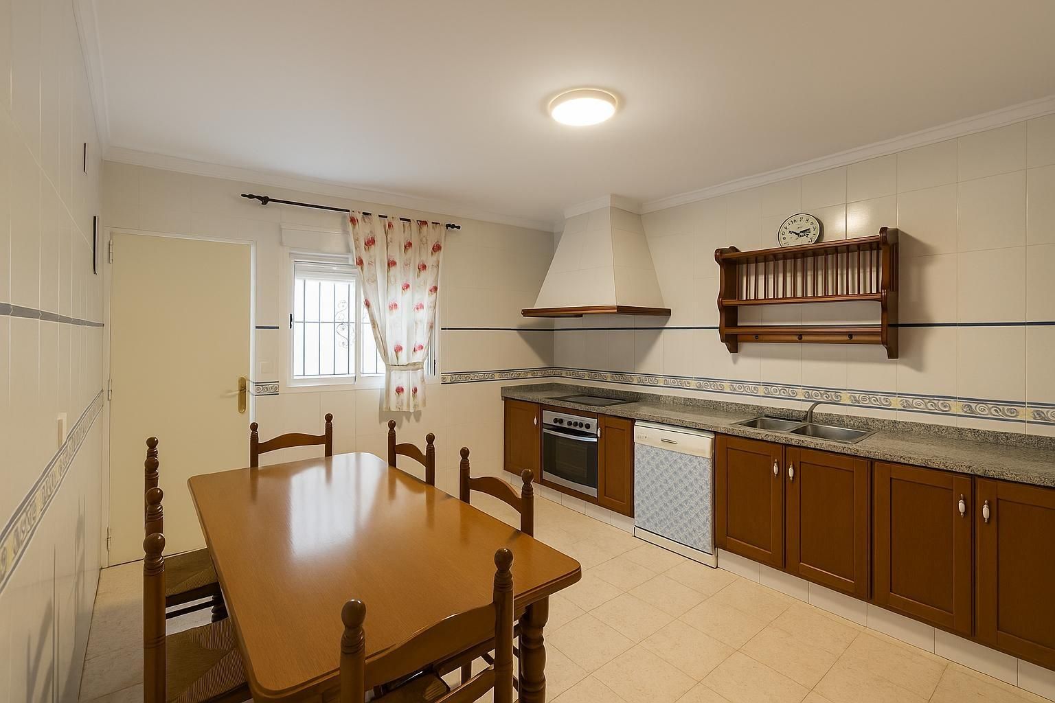 Cuina de Casa adosada en venda en Chiclana de la Frontera amb Terrassa i Balcó