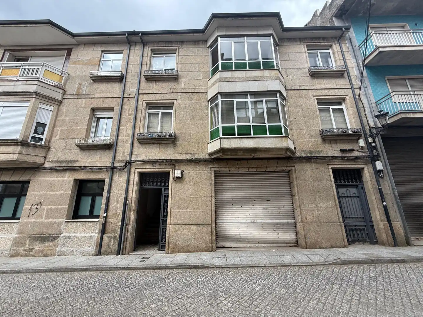 Vista exterior de Edifici en venda en Verín