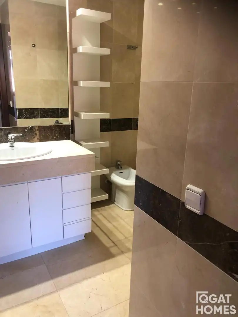 Baño de Piso de alquiler en Sant Cugat del Vallès con Aire acondicionado, Calefacción y Terraza