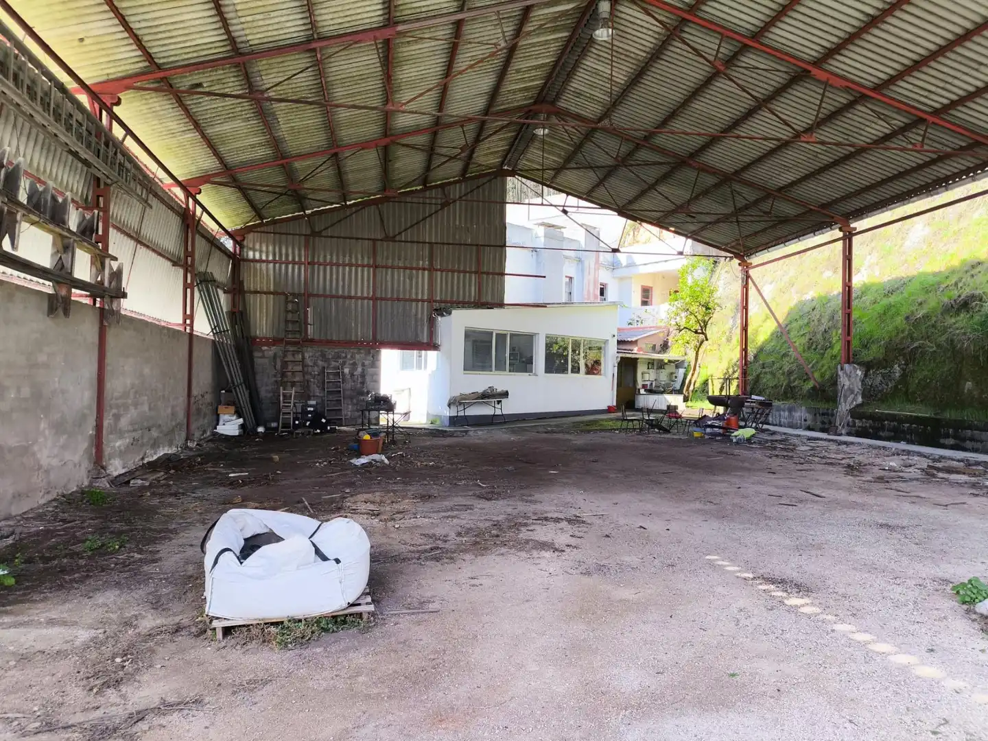 Außenansicht von Fabrikhallen zum Verkauf in Arteixo