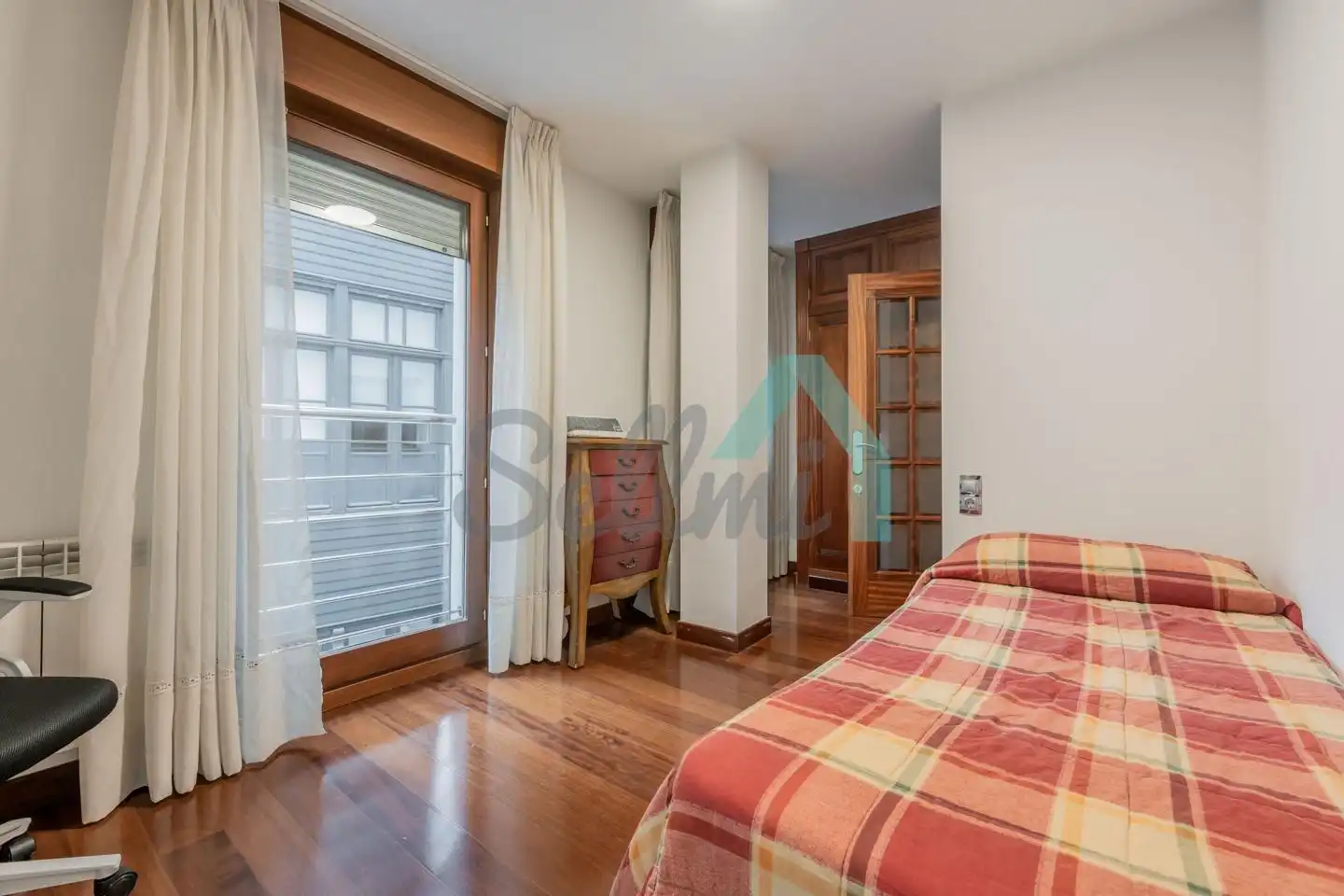 Schlafzimmer von Wohnung zur untervermieten in Oviedo  mit Heizung, Parkett und Möbliert
