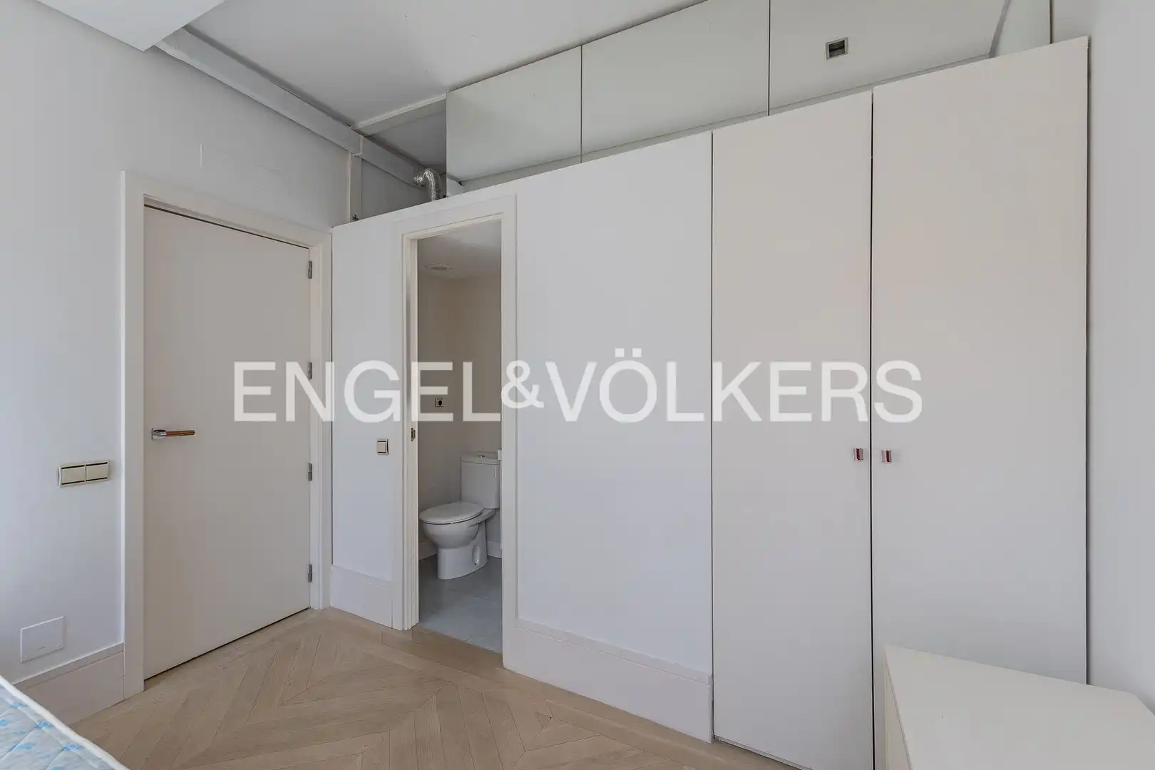 Schlafzimmer von Dachboden zur Miete in Madrid mit Klimaanlage, Heizung und Terrasse